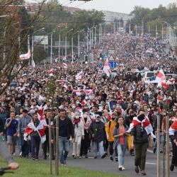 СРЕДИ МИТИНГУЮЩИХ ПОЯВИЛИСЬ РАДИКАЛЫ