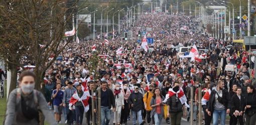 СРЕДИ МИТИНГУЮЩИХ ПОЯВИЛИСЬ РАДИКАЛЫ